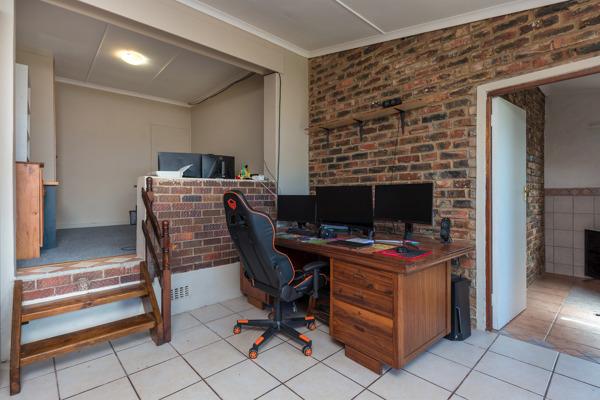 5 Bedroom Property for Sale in Denneoord Western Cape
